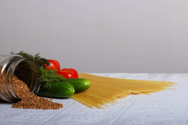 Coronavirus için ürünleri hazırlayın. Karabuğday, spagetti, salatalık, domates, dereotu ve bitki teslimatı.