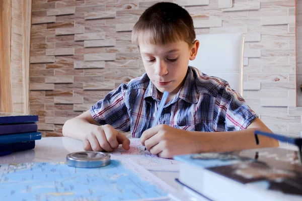 Coronavirus Covid-19 salgınından sonra bir çocuk derslerini internetten yapıyor ve öğretmenlerle video sohbetleri yapıyor. Coğrafya hakkında uzaklık dersleri