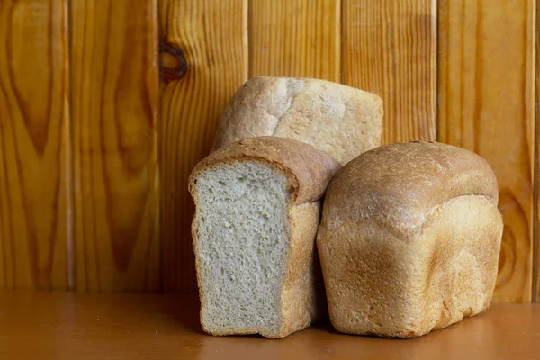 Fırın, siyah karatahta zemininde ekmek ve çörekler olan altın kırsal ekmek kırıntıları ekiyor. Durgun yaşam yakalandı.
