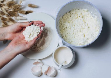 Kahvaltıda süzme peynirli krep pişiriyorum. Üçüncü adım. Kadın peynirli kek heykeli yapıyor.