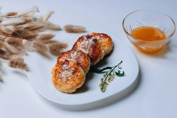 Kahvaltı için peynirli kek. İyi sabahlar. Beyaz arka planda ballı peynirli kekler..