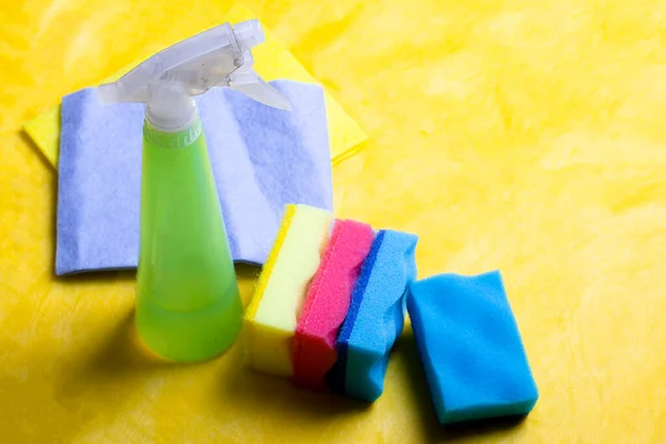 Evi temizlemek, sarı arka plandaki ürünleri temizlemek. Tozsuz, molozsuz, virüssüz temiz bir daire. Evde kal.