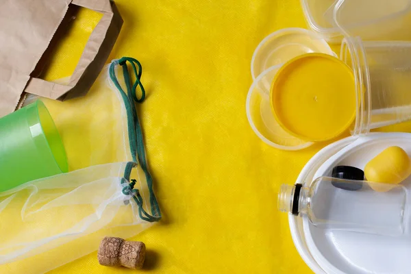 Çevresel olmayan, plastik, plastik kaplar, çözünemeyen, zararlı kimyasallar, plastik bardaklar, tabaklar, şişeler. Yeniden kullanılabilir çanta, tahta mantar, kese kağıdı, doldurulabilir cam.