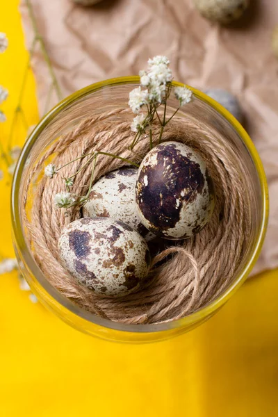 Невеликі Перепелині Яйця Склянці Ниткою Незвичайне Фото Їжі Склянка Старовинному — стокове фото