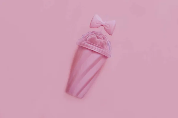 Üst manzara pembe arka planda pembe camlar