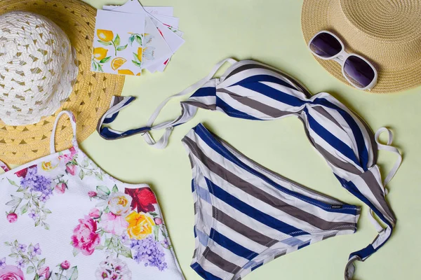 Strand Zomer Accessoires Gele Achtergrond Zonnebril Gestreepte Hoed Zomer Komt — Stockfoto