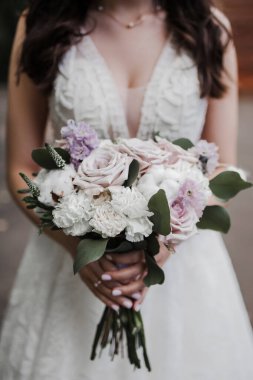 Gelinlik. Gelin düğün buketi tutuyor, düğün ayrıntıları.