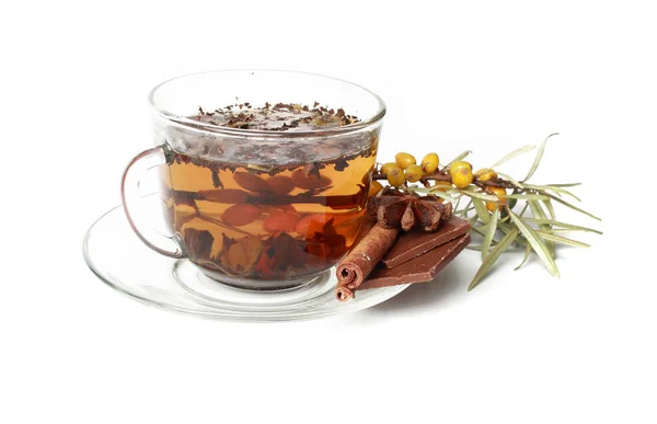 Una tazza di tisana con cioccolato, chiodi di garofano, cannella, bacche di coronopo marino — Foto Stock