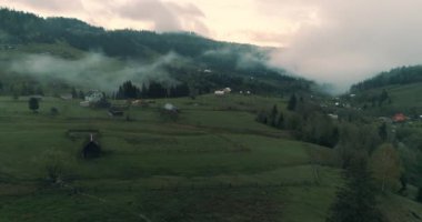 Akşam 4: 00 'te dağ köyünün üzerinden uçacağız. Sisli yağmur ormanlarının hava görüntüsü.