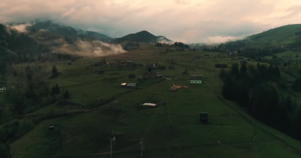 Vlucht Het Bergdorp Avond Bij Zonsondergang Luchtfoto Van Mistig Regenwoud — Stockvideo