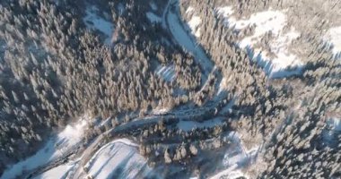 Kış mevsimi karlı dağ ormanları havadan çekilmiş / nefes kesen doğal manzara ve karanlık dağ nehri