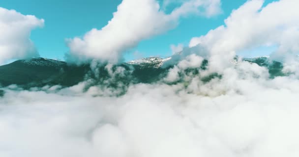 美しい山々の雲の上を飛ぶ4Kビデオドローンから — ストック動画