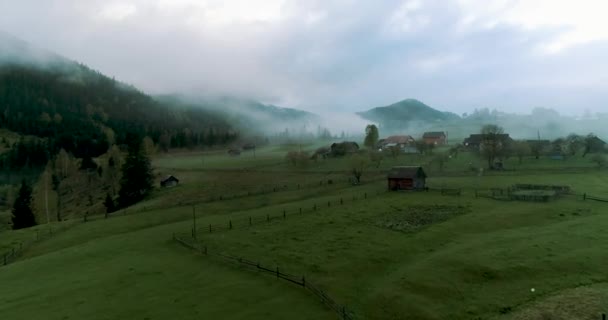 Flyg Över Fjällbyn Kvällen Vid Solnedgången Flygfoto Dimmig Regnskog — Stockvideo