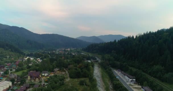 Luftaufnahme Der Wunderschönen Berge Und Des Dorfes Auf Dem Hügel — Stockvideo