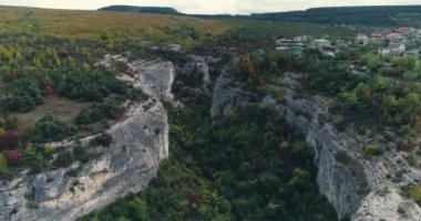 4k Aerial View: Burunchak Dağı Platosu, Bakhchisaray yakınlarında. Kırım.