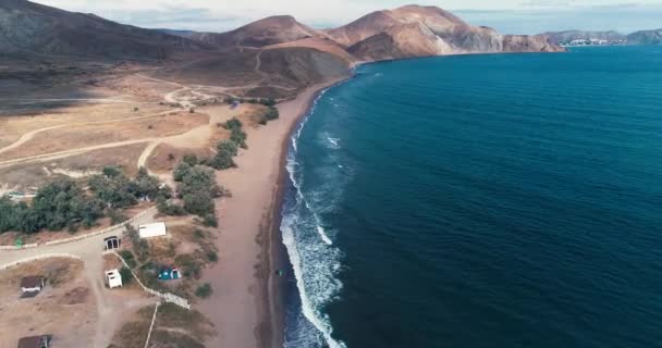 Ondas Vista Aérea Quebrar Praia Areia Branca Montanhas Fundo Ondas — Vídeo de Stock