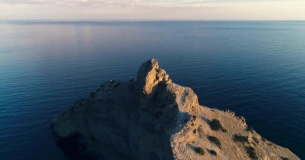 Mavi Deniz Kum Gökyüzü Güneş Bulutlu Kayanın Güzel Hava Videosu — Stok video