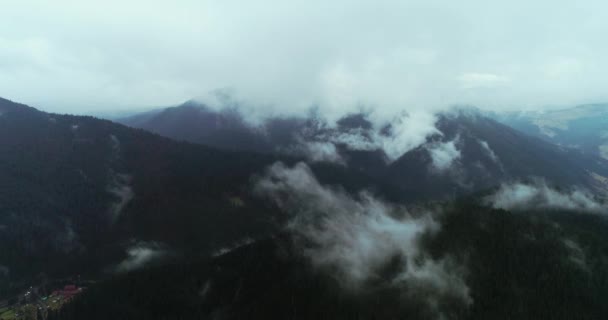Latanie Przez Chmury Nad Szczytami Gór Wysokie Szczyty Wspaniały Poranek — Wideo stockowe