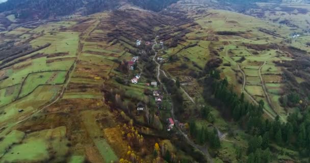 4K空中ドローン映像 カルパティア山脈の美しい山岳地帯 長い山の川 霧の朝 — ストック動画