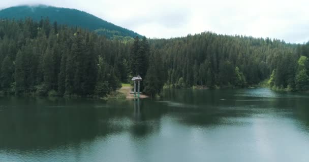 Montanha Lago Com Água Azul Turquesa Árvores Verdes Vista Drone — Vídeo de Stock