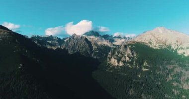 İnanılmaz bir dağ manzarası. Slovakya, High Tatras 'ın görkemli dağ manzarasında uçuyor..