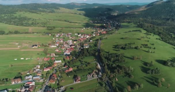Luftaufnahme Einer Wunderschönen Berglandschaft Mit Wald Und Bergen Bergdorf Der Stockvideo