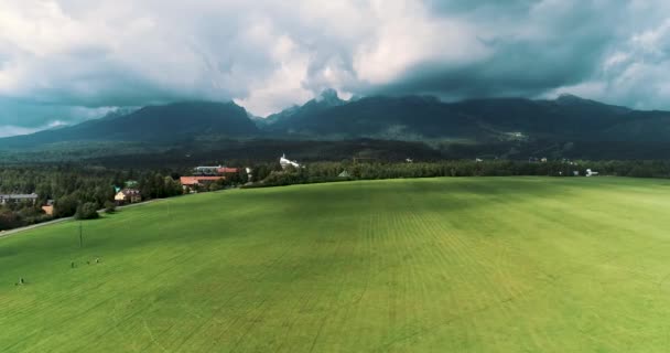 Úžasný výhled na hory. Létání nádhernou horskou krajinou Vysokých Tater, Slovensko.