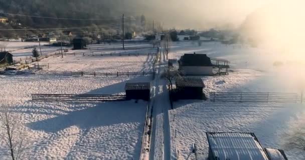 Αεροπλάνο Drone Πάνω Από Ορεινό Χωριό Χειμώνα Στο Ηλιοβασίλεμα — Αρχείο Βίντεο