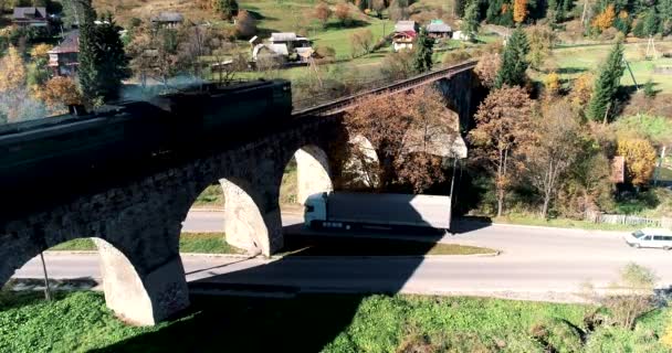 Nach Einem Zug Auf Dem Viadukt Mit Bunten Herbstbäumen Feldern — Stockvideo