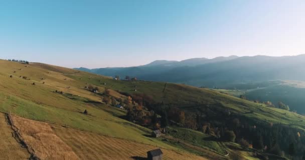 Renkli Dağların Vadiyi Çevreleyen Yeşil Otlakların Altındaki Huzurlu Kırsal Bir — Stok video