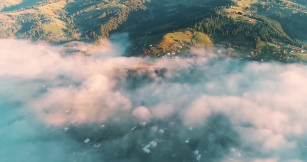 Epische Ochtend Vlucht Prachtige Bergen Wolken Bij Zonsopgang Uitzicht Vanop — Stockvideo