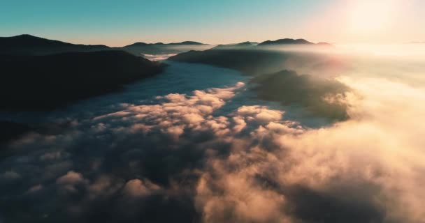 Voando Sobre Nuvens Durante Nascer Sol Manhã Nas Montanhas Cárpatas — Vídeo de Stock