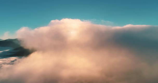 Fliegen Über Den Wolken Während Des Morgendlichen Sonnenaufgangs Den Karpaten — Stockvideo