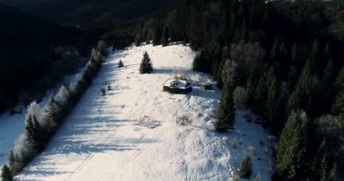 Ormandaki eski evin 4k hava manzarası