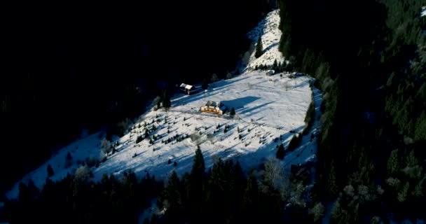 Вид Воздуха Старый Дом Зимой Лесу — стоковое видео
