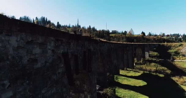 소녀는 우크라 이나의 카르파티아 산맥에 아름다운 로크타 마을에 고가교를 지나고 — 비디오