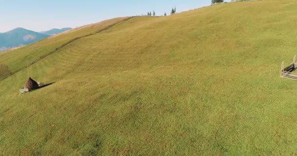 Повітряний Вид Прекрасні Гори Зелену Лугу Пагорбі Дрони Заході Сонця — стокове відео