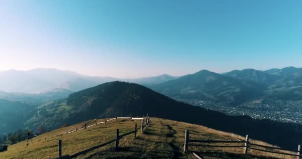 在空中俯瞰美丽的群山和山上绿色的草地 乌克兰喀尔巴阡山脉日落时分 德隆向山上的一个Verkhovyna村开枪 — 图库视频影像
