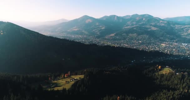 Vzdušný Výhled Krásné Hory Zelenou Louku Kopci Dron Záběr Vesnice — Stock video