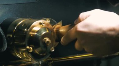 Kahve çekirdekleri makinede dönüyor. Kızartma ekipmanında kahve çekirdeği kızartıyorum. Büyük bir kahve kızartıcısından taze kahve çekirdekleri..