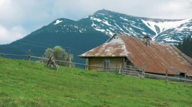 Dağlarda eski ahşap evleri olan şaşırtıcı kış manzarası.