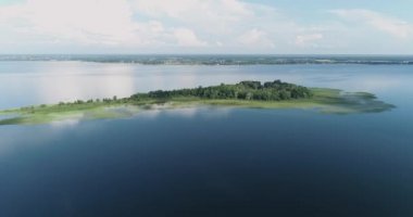 Ukrayna 'daki Shatsky Ulusal Doğal Parkı' nda göl insansız hava aracı görüntüleri. Turkuaz su ve yeşil ağaçlar. Sudaki yansıma. 4k görüntü