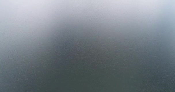 Vue aérienne de l'eau propre dans le lac avec des reflets lumineux et caustique par temps ensoleillé. Images 4k 