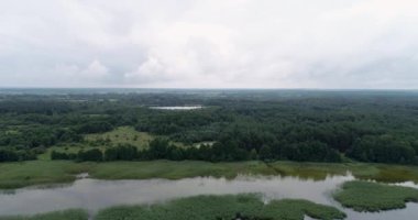 Ukrayna 'daki Shatsky Ulusal Doğal Parkı' nda göl insansız hava aracı görüntüleri. Turkuaz su ve yeşil ağaçlar. Sudaki yansıma. 4k görüntü