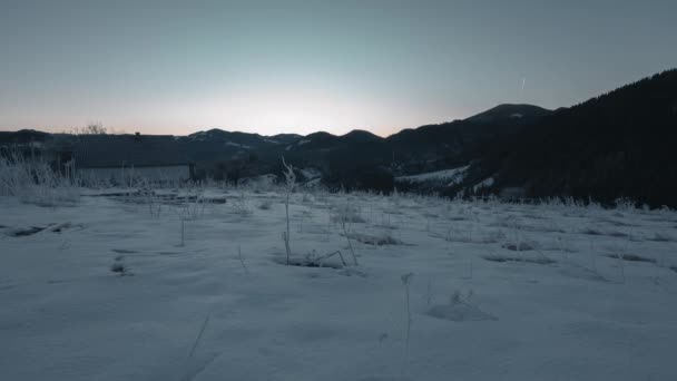 Salida Del Sol Sobre Las Montañas Invierno Mañana Congelada Timelapse — Vídeo de stock