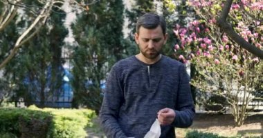 Koruyucu Yüz Maskesi takan portre ressamı kameraya bak. COVID-19 Corona virüsü, Covid 19. Koronavirüs salgını.