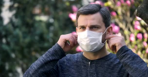 Homem Tira Sua Máscara Médica Proteção Contra Coronavírus Fora Conceito — Vídeo de Stock