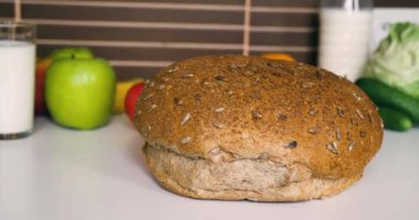 Mutfaktaki masada tohum olan taze ekmek.