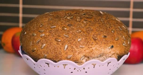 Ciepły Świeży Chleb Nasionami Stole Kuchni — Wideo stockowe