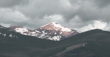 Ukrayna 'daki Karpat Dağları' nın çok güzel doğası olan Goverla Dağı 'nın zaman atlaması. Hareket eden bulutlar